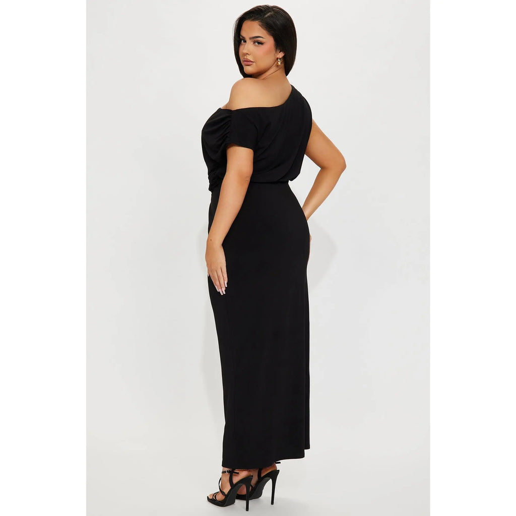 Elevate Your Elegance with the She’s a Vision Maxi Dress in Timeless Black