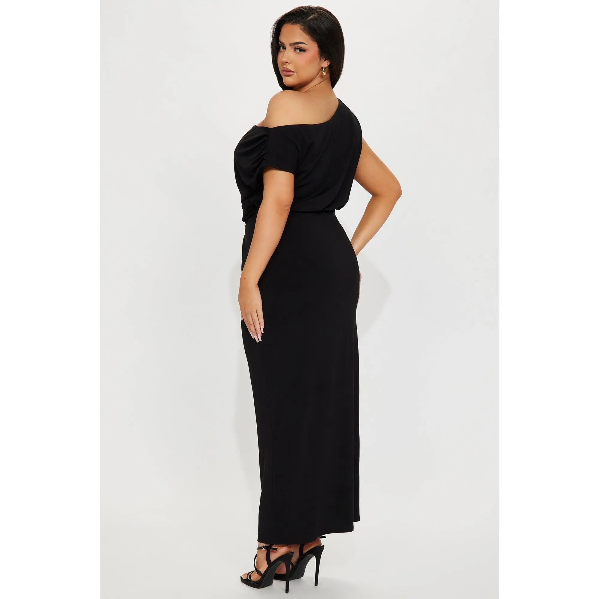 Elevate Your Elegance with the She’s a Vision Maxi Dress in Timeless Black